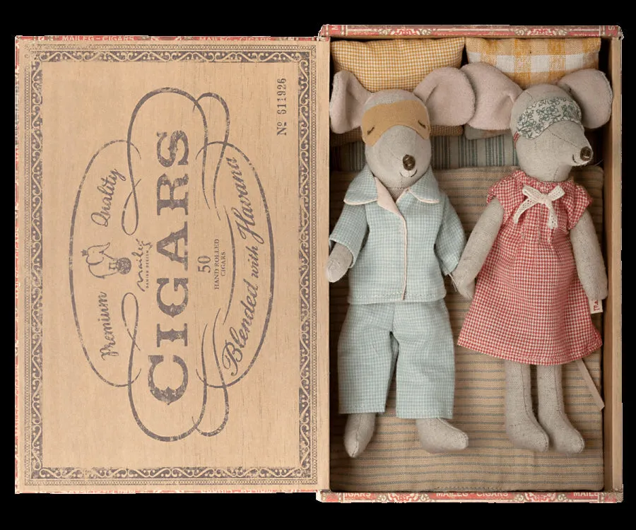 Mum & Dad Mice In Cigarbox