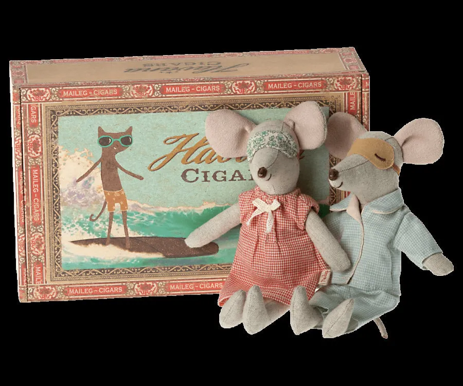 Mum & Dad Mice In Cigarbox